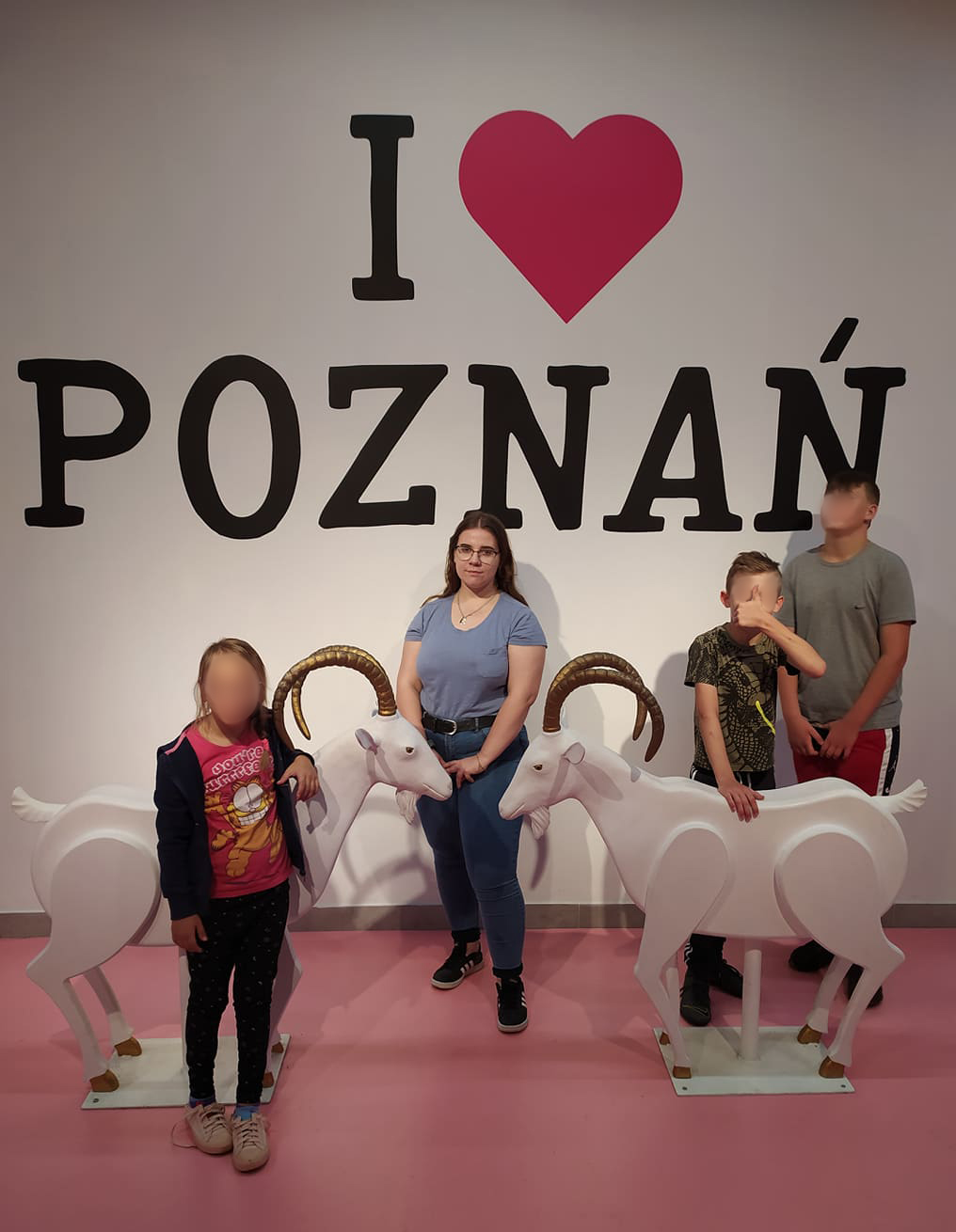 dzieci z figurkami poznańskich koziołków