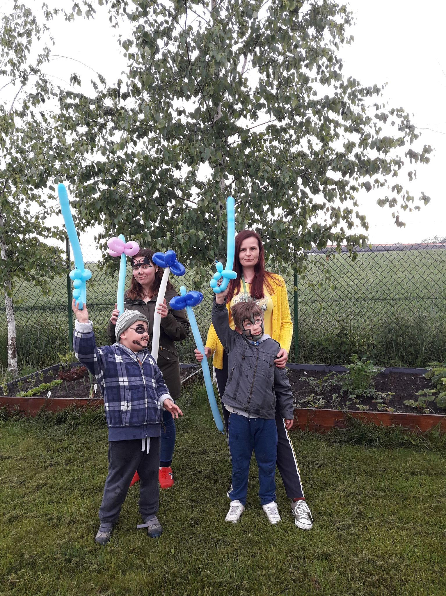 Pani Kamila z dziećmi i mieczami uformowanymi z balonów