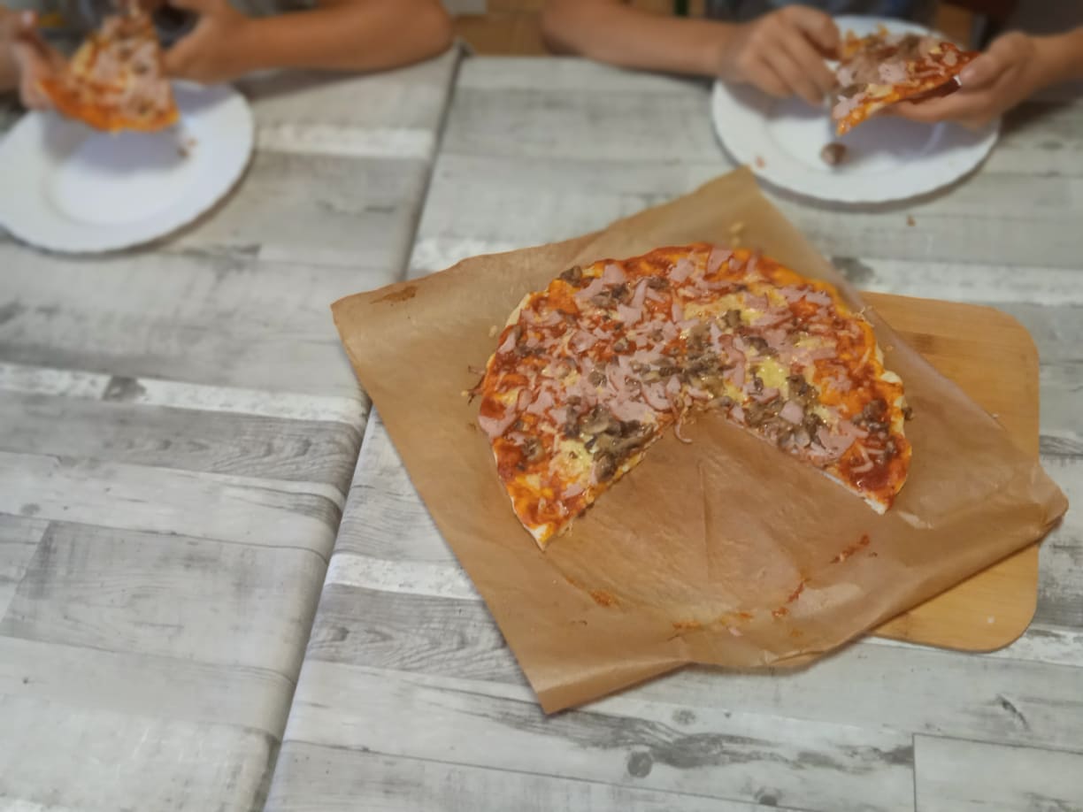 pizza na stole i na talerzach