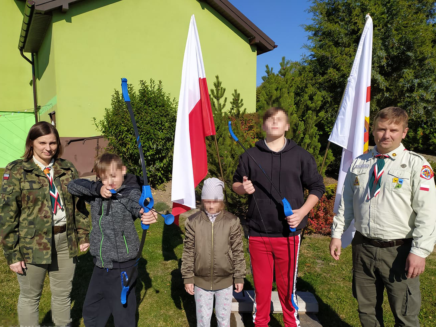 wychowankowie wraz z druhami i flagą Polski oraz Royal Rangers