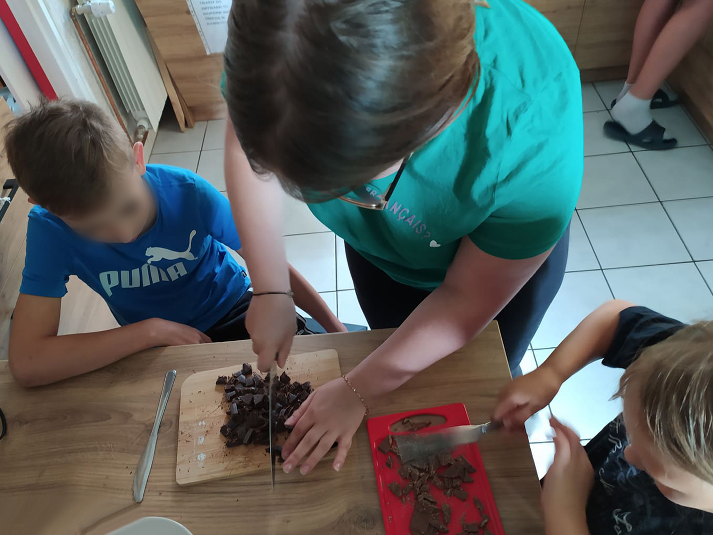 wychowankowie kroją czekoladę 
